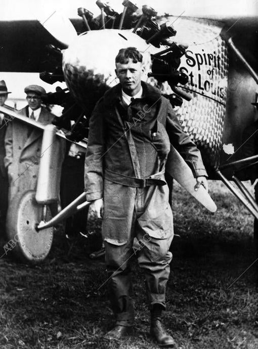 El piloto norteamericano Charles A. Lindbergh con su avión «El Espíritu de San Luis»
